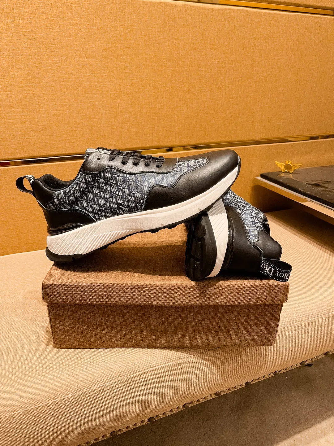 Men's shoes💰 460💰🔥[Dior]🔥Men's high-end brand of shoes official website 1:1 latest masterpiece: the upper is made of Italian imported first-layer cowhide with a comfortable and breathable lining➕original non-slip and wear-resistant outsole🔥, making walking more convenient and comfortable! An exclusive new model, a stunning work, a beautiful 1:1 replica [color] compared to the official quality! Create a fashionable personality to set off your uniqueness! A must-have for trendy men! Classic🔥Size: 38-44 Color: 🔥 2⃣️colors available🔥